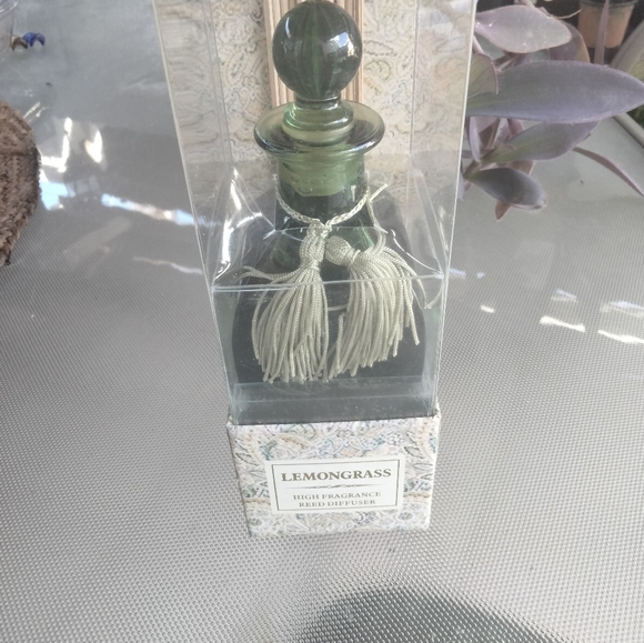 Lemongrass fragrance reed diffuser new in box green bottle with stopper - Picture 2 of 5